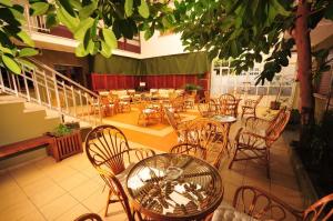 桑亨霍托雷斯途锐诺酒店的一间空餐厅,配有桌椅和树木