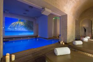 巴黎摄政王Spa公寓式酒店的棕榈树投影的游泳池