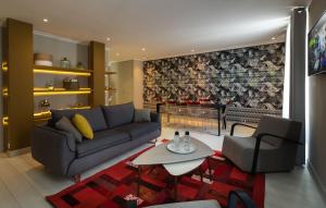 巴黎摄政王Spa公寓式酒店的客厅配有沙发和桌子