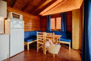 坎布里尔斯拉略萨营地的厨房配有桌椅和冰箱。