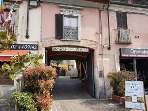 科尔西科La Corte sul Naviglio的粉红色建筑的入口,有门廊