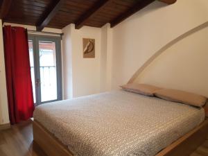 科尔西科La Corte sul Naviglio的一间卧室配有床和红色窗帘