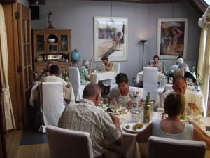 哈蒙特胡盖斯酒店的一群坐在餐厅桌子上的人