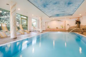 马莱斯韦诺斯塔圣迈克尔运动酒店的一座带天花板的房屋内的游泳池