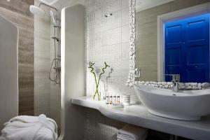 阿波罗尼亚Efi Studios的浴室设有白色水槽和蓝色门。