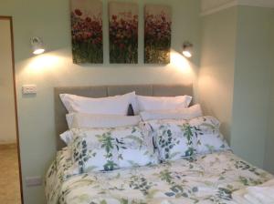 克雷迪顿East Hillerton House的卧室配有一张壁画和两张画的床铺。