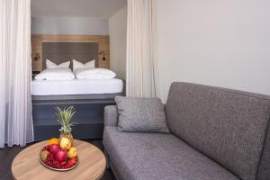 图青湖畔酒店的客厅配有沙发和桌上一碗水果