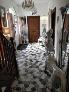 兰迪德诺修道院之家酒店的一间设有走廊和吊灯的房间