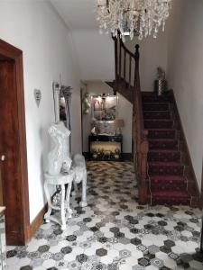 兰迪德诺修道院之家酒店的一间带楼梯和吊灯的客厅