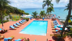 弗利盖特湾提摩海滩度假酒店的一个带躺椅的游泳池和海洋