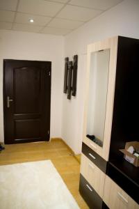 克尔贾利КЪЩА КАРБИ的一间设有黑色门和镜子的房间