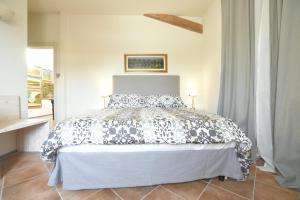 比萨Locanda La Bottega del Parco的一间卧室,卧室内配有一张大床