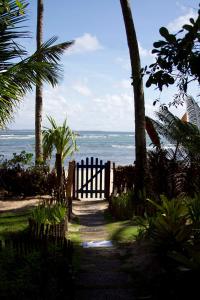 伊尔哈德博伊巴Pousada Vila Sereia的通往海滩的大门