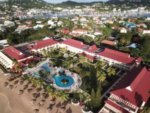 格罗斯岛Mystique St Lucia by Royalton的享有带游泳池和海滩的度假村的空中景致