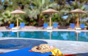 米西姆纳维瓦玛瑞温泉酒店的坐在游泳池旁桌子上的帽子
