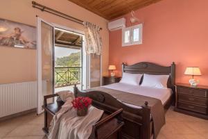凯里翁Villa Nina的一间卧室设有一张床和一个窗口