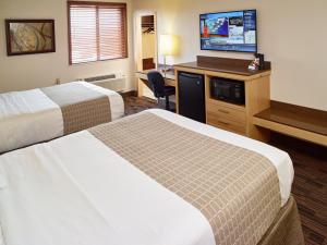 伯恩斯维尔明尼阿波利斯南部/伯恩斯维尔生活酒店的酒店客房设有两张床和一台平面电视。