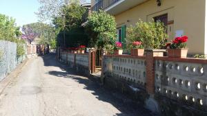 萨兰Appartamento Bellavista的砖墙上栽有盆子的房屋