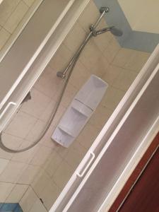 加尔达湖滨维查利瓦公寓式酒店的带淋浴的浴室,带玻璃门
