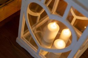 Sagron MisHotel Chalet Giasenei的一颗心形镜子中的蜡烛