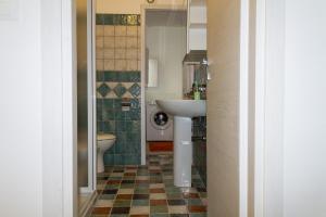 米拉佐Casa Marina的一间带水槽和卫生间的浴室