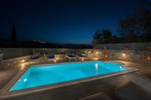 纳夫普利翁Kanathos Pigi的后院的游泳池,晚上有灯光