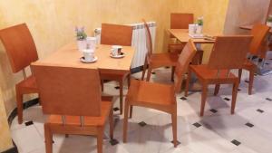 EspejónHotel Brezales的用餐室配有木桌和椅子