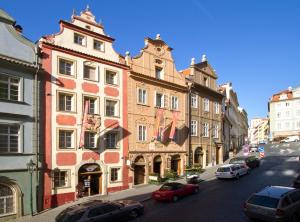 布拉格红狮大酒店的一条城市街道,汽车停在建筑前