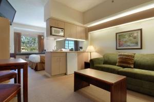 布卢明顿Microtel Inn & Suites by Wyndham Bloomington MSP Airport的带沙发的小客厅和厨房