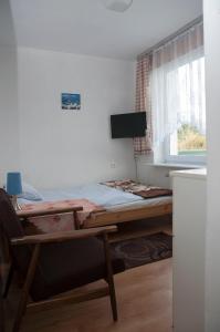 达洛科APARTAMENT i pokoje Aura Dom Wczasowy的一张位于带桌子和窗户的房间的床铺