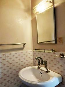 拉明德行者之家SUNFLOWER的一间带水槽和镜子的浴室