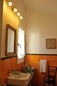 卡洛福泰品皮娜别墅酒店的一间带水槽和镜子的浴室