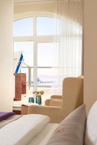 奥斯赛拜-塞林塞灵希彻洛斯酒店的一间卧室设有两张床和大窗户