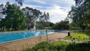 贝纳拉贝纳拉湖滨度假屋的一座大游泳池,位于一个树木繁茂的庭院内
