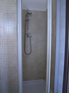普蒂尼亚诺Arco Michele的带淋浴的浴室,带玻璃门