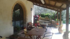 圣吉米纳诺博尔戈蒙塔托酒店的一座建筑中带木桌和椅子的庭院