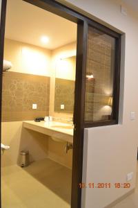 特里凡得琅乌代套房酒店 - 机场酒店的一间带水槽和镜子的浴室