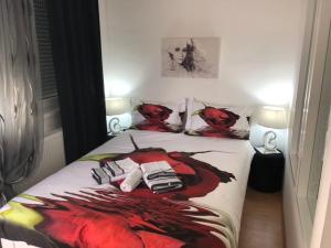 巴尼亚科维利亚查Apartman Jezdić的卧室配有一张带女性照片的床