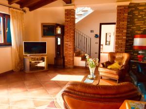 卢尼贾纳自由镇CASA VACANZA VILLA DeA的带沙发和电视的客厅