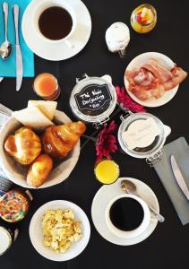 奥朗日Logis Hôtel Le Glacier的餐桌,盘子上放着食物和咖啡