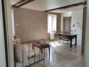 Pierrefitte-en-CinglaisL' ancien pressoir 2的客厅配有沙发和桌子
