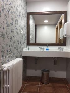TrabadeloHotel Rural Nova Ruta的一间带水槽和镜子的浴室