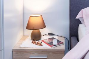 拉多夫吉卡Alp Apartma的床头桌子上的一盏灯