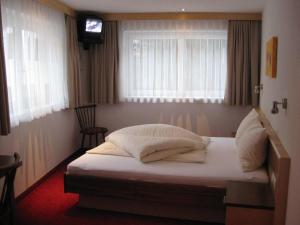 卡普尔Apart Kathrin的一间卧室配有一张带白色床单的床和电视。