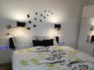 塞格德Class Apartment的卧室配有一张壁挂着黑鸟的床