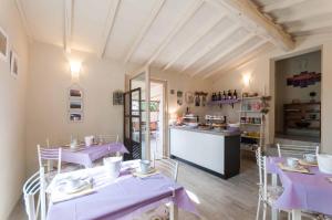 锡耶纳Il Lavandeto - farmhouse in the city的餐厅设有紫色桌椅和柜台