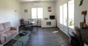旺斯La Vençoise的客厅配有沙发和桌子