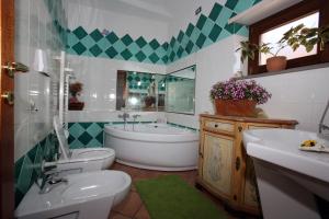 UrzuleiB&B Su Biancu - Sardinian Experience的带浴缸、卫生间和盥洗盆的浴室