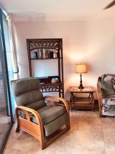 基黑Aloha WAI的客厅配有椅子和书架