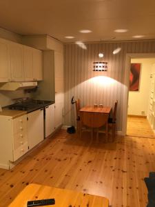 萨伦Utsikten i Sälens by的厨房以及带木桌的用餐室。